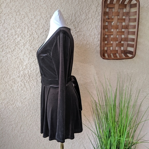 Lulu's deep v neck velvet romper - Picture 5 of 7